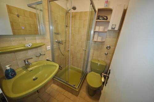 Koupelna v ubytování Haus am Binnensee