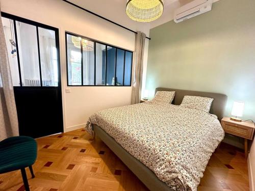- une chambre avec un lit et quelques fenêtres dans l'établissement Wonderful apartment and garden heart of Nice, à Nice