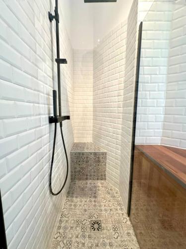 La salle de bains est pourvue d'une douche et de carrelage. dans l'établissement Wonderful apartment and garden heart of Nice, à Nice