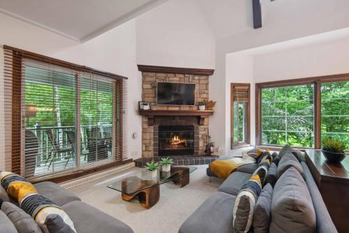 a living room with a couch and a fireplace at Tremblant Prestige - Manoir 118-10 in Mont-Tremblant