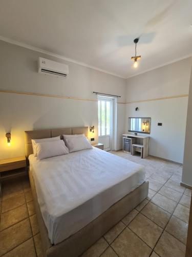 Кровать или кровати в номере HYGGELIG apartment