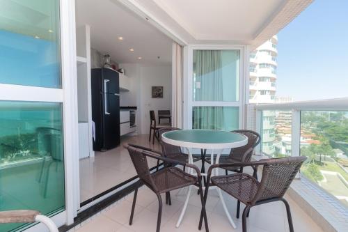 Un comedor con mesa y sillas en un balcón. en Apartment Ocean View, en Río de Janeiro