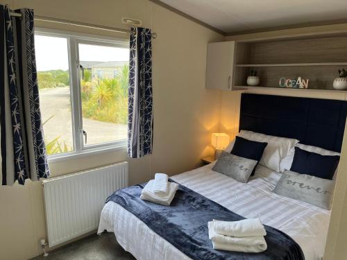 a bedroom with a bed with a large window at Sea Breeze Escape in Cubert