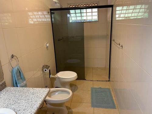 Et badeværelse på Chácara Pera Doce - cercada de área verde