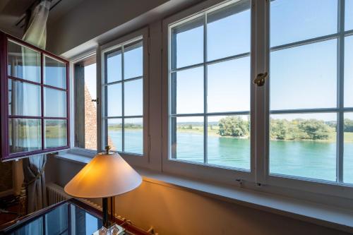 Výhled na řeku, která protéká v blízkosti hotelu