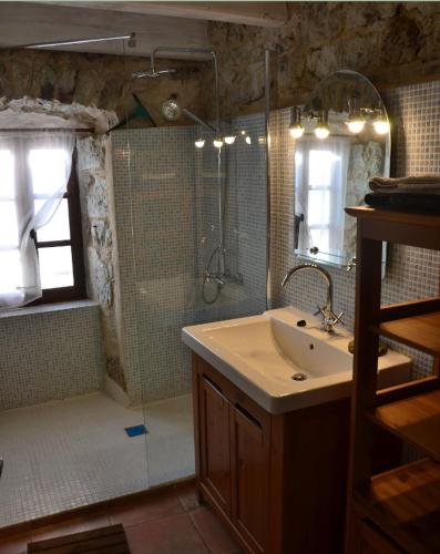 une salle de bain avec une douche et un lavabo et une douche dans l'établissement Mas en pierre XIXe, piscine et grande propriété, atelier céramique et poterie, aux Vans