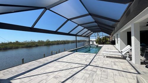 Bazén v ubytování Villa Sandi, Gulf Access with great water views nebo v jeho okolí