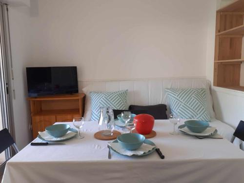 une table avec plaques et bols en dessus dans l'établissement 005 ipanema L'esCapAgde, au Cap d'Agde