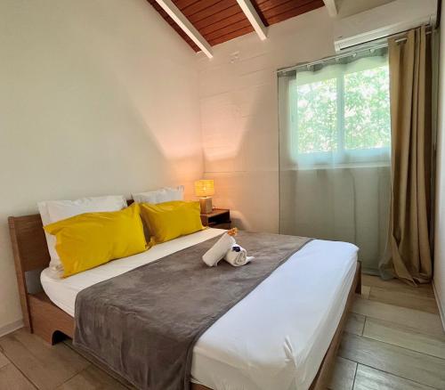 a bedroom with a bed with a teddy bear on it at Habitation Agréable et Spacieuse in Trois-Rivières