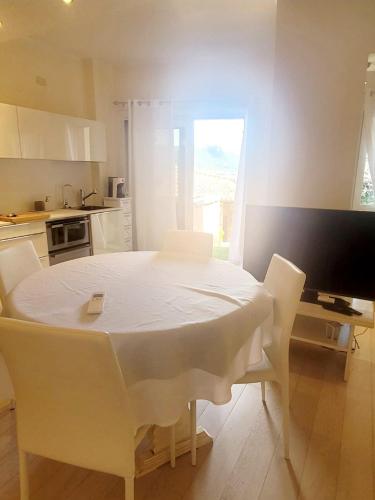 Dapur atau dapur kecil di Swimming pool & Beach access Residence