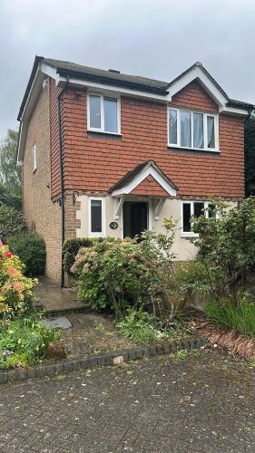 ein Backsteinhaus mit einer Einfahrt davor in der Unterkunft 1 Berkeley Court in Hackbridge