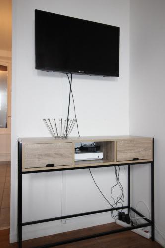 Elle comprend une télévision à écran plat. dans l'établissement Chez Dan - Studio NEUF - 1 lit 2 personnes - canapé convertible - 2 couchages - internet - Centre ville - Parking proche - Proche gare - Géré par PrestaZen'Services, à Verdun-sur-Meuse