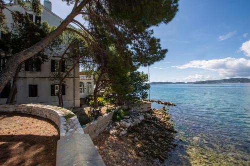 Three Pearls Deluxe Apartment by the Sea