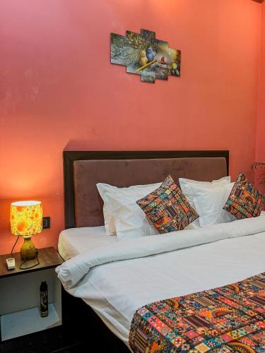 Ein Bett oder Betten in einem Zimmer der Unterkunft Homestay in Varanasi near ghats by The Holy Meander