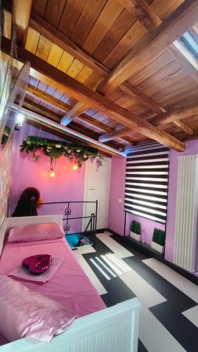 una camera con letto rosa di Secret Room Anagni ad Anagni