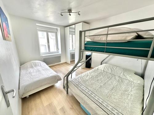 Cette chambre comprend 2 lits superposés. dans l'établissement Family apartment 5 minutes from Berck Beach, à Berck-sur-Mer