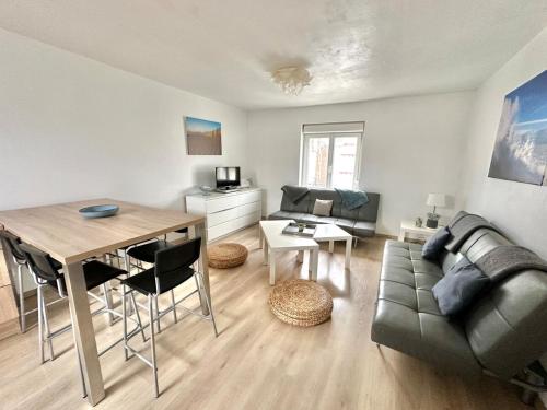 un salon avec une table et un canapé dans l'établissement Family apartment 5 minutes from Berck Beach, à Berck-sur-Mer