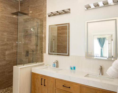 Un baño de Jolly Rancher Exuma 5 bed 6 bath multi family