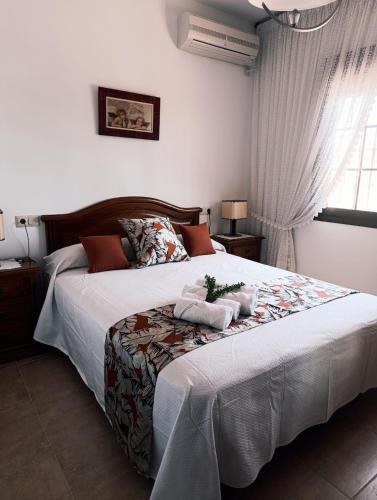 a bedroom with a large bed in a room at Villa los Solares Casa para grupos in Corcoya