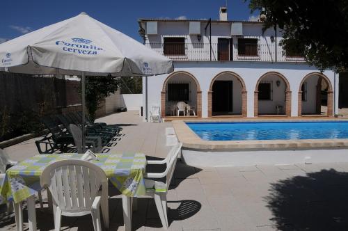 Bazén v ubytování Villa los Solares nebo v jeho okolí