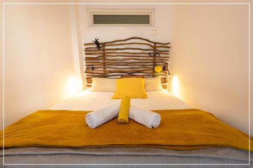 une chambre avec un grand lit avec deux oreillers dans l'établissement Design YourHostHelper, à Cannes