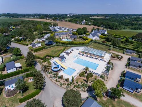 - une vue aérienne sur un domaine avec une piscine dans l'établissement Domaine Les Jardins de Kergal, à Guidel-Plage