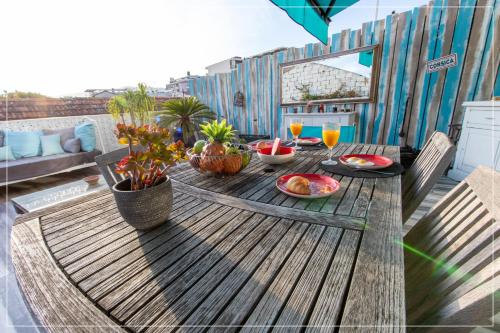 - une table avec de la nourriture et des boissons sur une terrasse dans l'établissement Design YourHostHelper, à Cannes