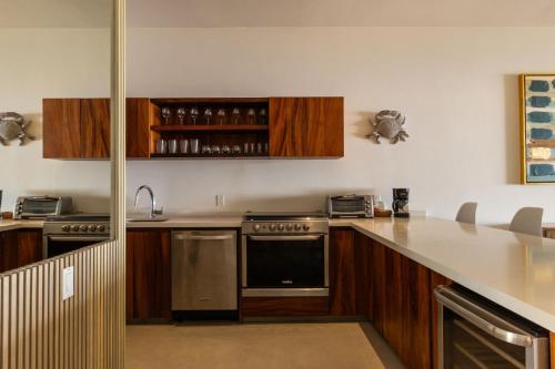 Marea Beachfront Villasにあるキッチンまたは簡易キッチン