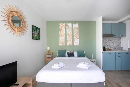 a bedroom with a large bed and a television at Studio 30 m2 tout confort - RER à 3 min, accès Paris & Disneyland in Villiers-sur-Marne