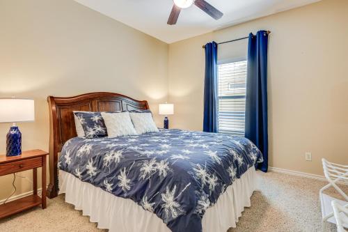 Postel nebo postele na pokoji v ubytování Rio Vista Condo Direct Guadalupe River Access!