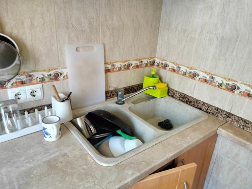 a kitchen sink with a dishes in it at Calle platano37 in Valencia
