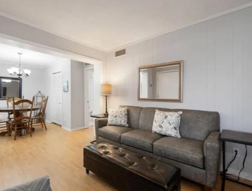 Amenities and beach access! photo 3