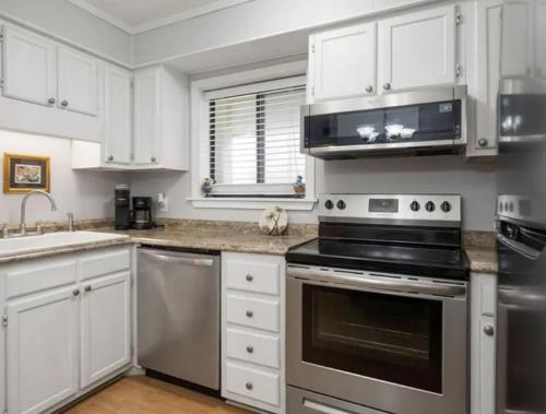 Amenities and beach access! photo 5