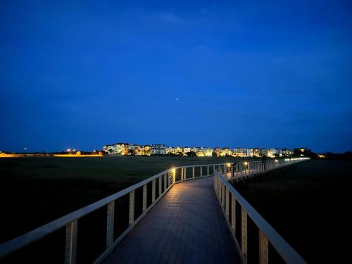 Amenities and beach access! photo 24