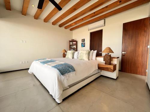 Marea Beachfront Villasにあるベッド