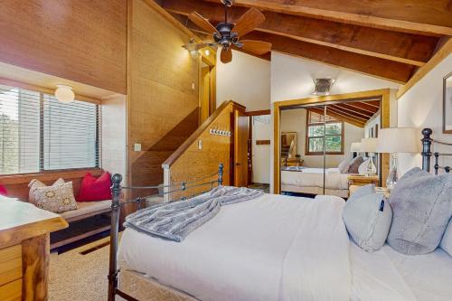 トラッキーにあるNorthstar Condo with Forested Viewsのベッドルーム1室(ベッド1台、シーリングファン付)