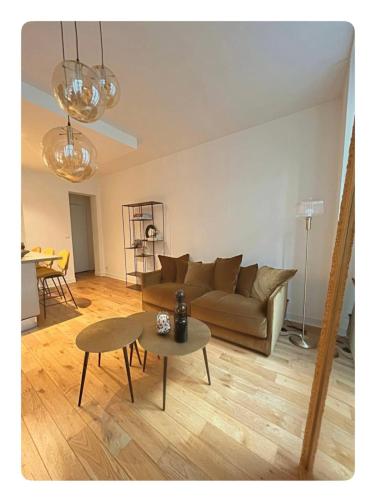 un salon avec un canapé et une table dans l'établissement Flexliving - 1 bedroom - Hauteville, à Paris