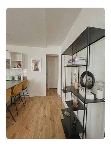 un salon avec une étagère noire dans l'établissement Flexliving - 1 bedroom - Hauteville, à Paris