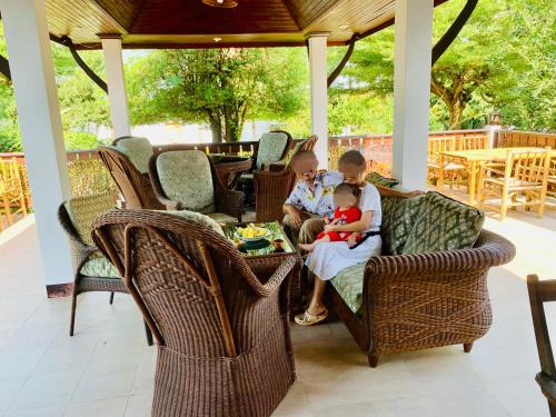 Tetamu yang menginap di Exclusive Double room at CET Resort with Pool Tennis Padel