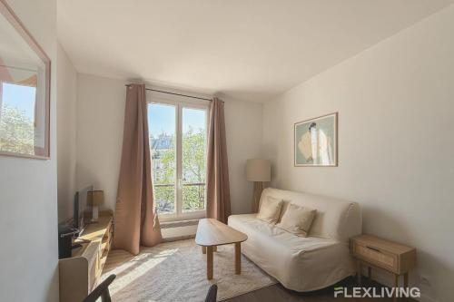 - un salon avec un canapé blanc et une fenêtre dans l'établissement Flexliving - Studio - Patriarches, à Paris
