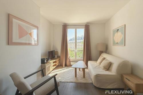 un salon avec un canapé et une fenêtre dans l'établissement Flexliving - Studio - Patriarches, à Paris