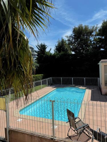 - une piscine avec une chaise et une clôture dans l'établissement Apt w Terrace, Pool & Parking, à Antibes