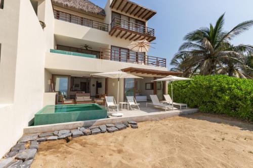 Marea Beachfront Villasの敷地内または近くにあるプール