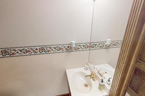 a bathroom with a sink and a mirror at Hidden Haven in Bath