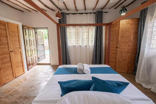 une chambre avec un lit avec deux serviettes dessus dans l'établissement Cozy house 140 sqm with pool, à Diani Beach