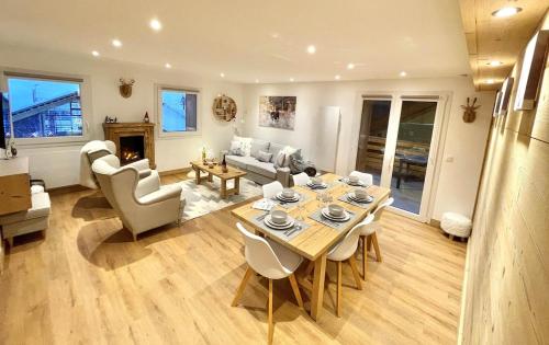 a dining room and living room with a table and chairs at Le Janus - Les Tanières - pied des pistes, garage, terrasse avec sauna in Montgenèvre