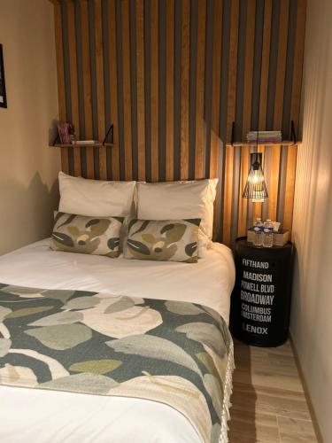 a bedroom with a bed with a wooden headboard at Chez Marlène in Comblanchien