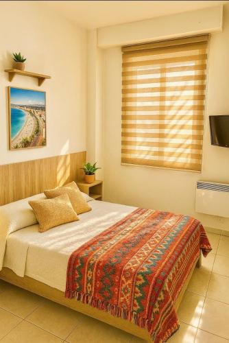 une chambre avec un grand lit avec une fenêtre dans l'établissement Beautiful 2 bedroom, close to downtown, à Nice