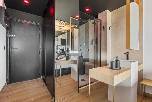 une salle de bain avec douche et lavabo dans l'établissement Village Naturiste R4N - GoldenKiss Port Nature, au Cap d'Agde