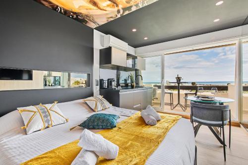 une chambre avec un grand lit avec vue sur l'océan dans l'établissement Village Naturiste R4N - GoldenKiss Port Nature, au Cap d'Agde